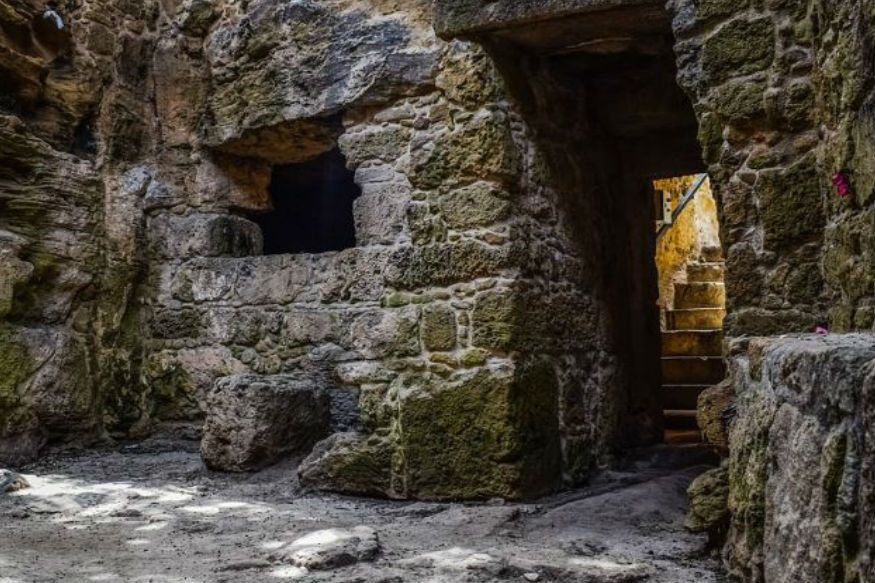 लाशों को ढोने और निश्चित जगह तक पहुंचाने की मुहिम साल 1780 से 1814 तक चली. एक तरफ लाखों लाश तहखाने में डाल दी गईं, वहीं बहुत सी लाशों को मेहराबदार कब्रों समेत तहखाने में रख दिया गया. माना जाता है कि ये सुरंगनुमा तहखाना लगभग 320 किलोमीटर के दायरे में फैला हुआ है. इसके काफी बड़े हिस्से में क्या है, ये किसी को नहीं पता.