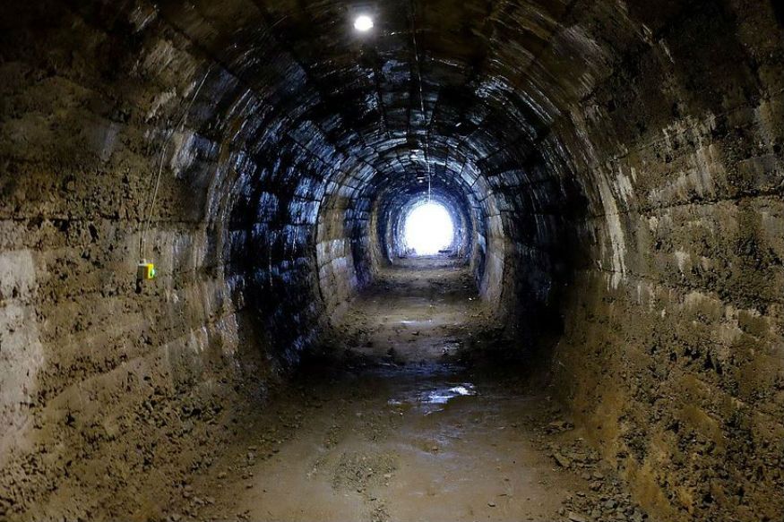 सुरंगनुमा तहखाने में अजीबोगरीब वाकये होते रहते हैं. साल 2004 में पुलिस सुरंग के खाली हिस्से में किसी ट्रेनिंग के लिए पहुंची. सैकड़ों किलोमीटरों के दायरे में आगे बढ़ने पर पुलिसवालों को अंदर ही एक सिनेमाहॉल, एक रेस्त्रां और बार मिला. यहां फोन और पावर लाइन्स भी थीं. एक सीक्रेट कैमरा पुलिसवालों को देख रहा था. जब आसपास के हिस्से की पड़ताल की कोशिश की गई तो उन्हें एक नोट मिला- हमें खोजने की कोशिश मत करना. पुलिसवालों को तुरंत वहां से बाहर निकलना पड़ा.